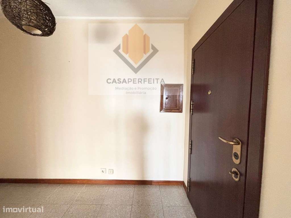 Apartamento T2 com Varanda Fechada e Lugar de Garagem - Junto ao El...-21