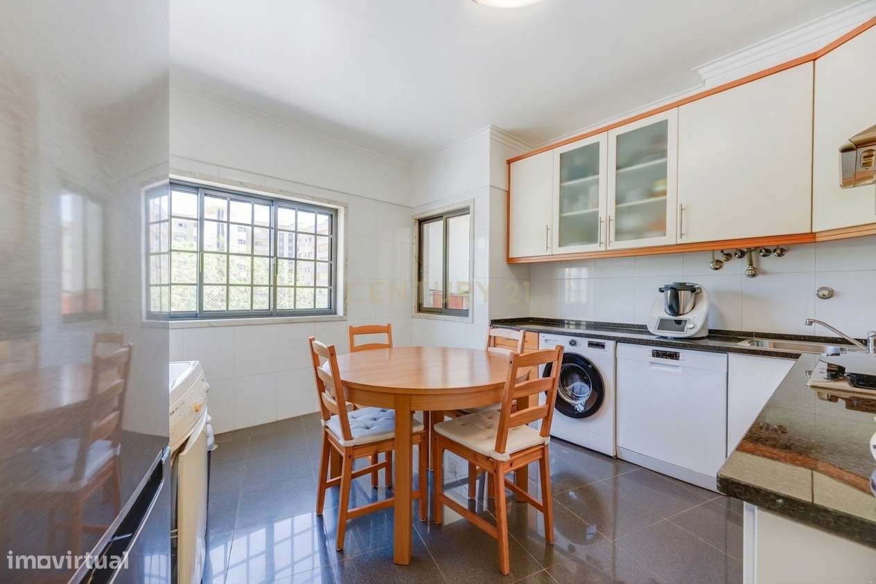 Apartamento T3 | Terraço, Box e Arrecadação | Urbanização da Ribeirada-1