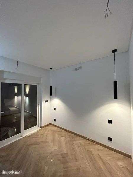 Lindo apartamento T1 -100% renovado, com terraço de 41m² - Grande imagem: 4/12