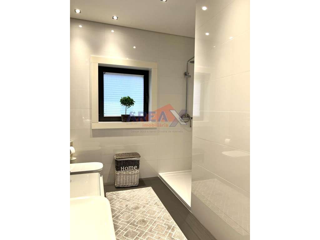 Moradia T4 de Arquitetura Moderna | Excelente Estado-30