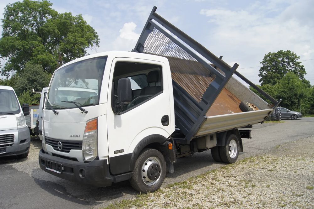 Nissan Cabstar 2011