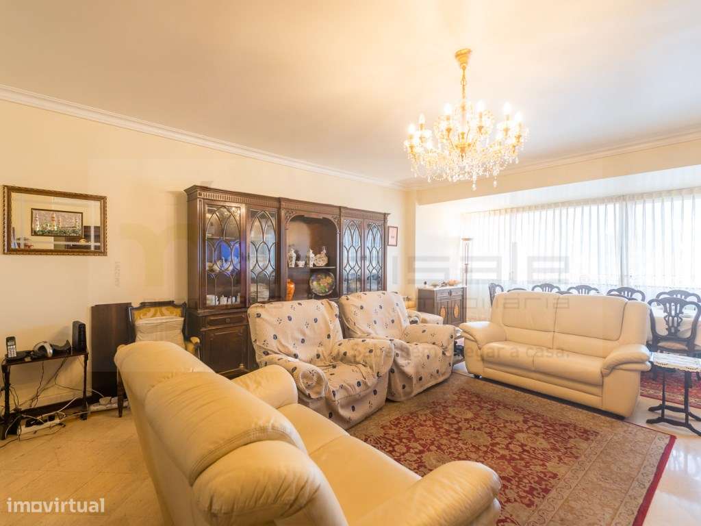 T4 com parqueamento e arrecadação a 2 min. do metro do Lumiar-7