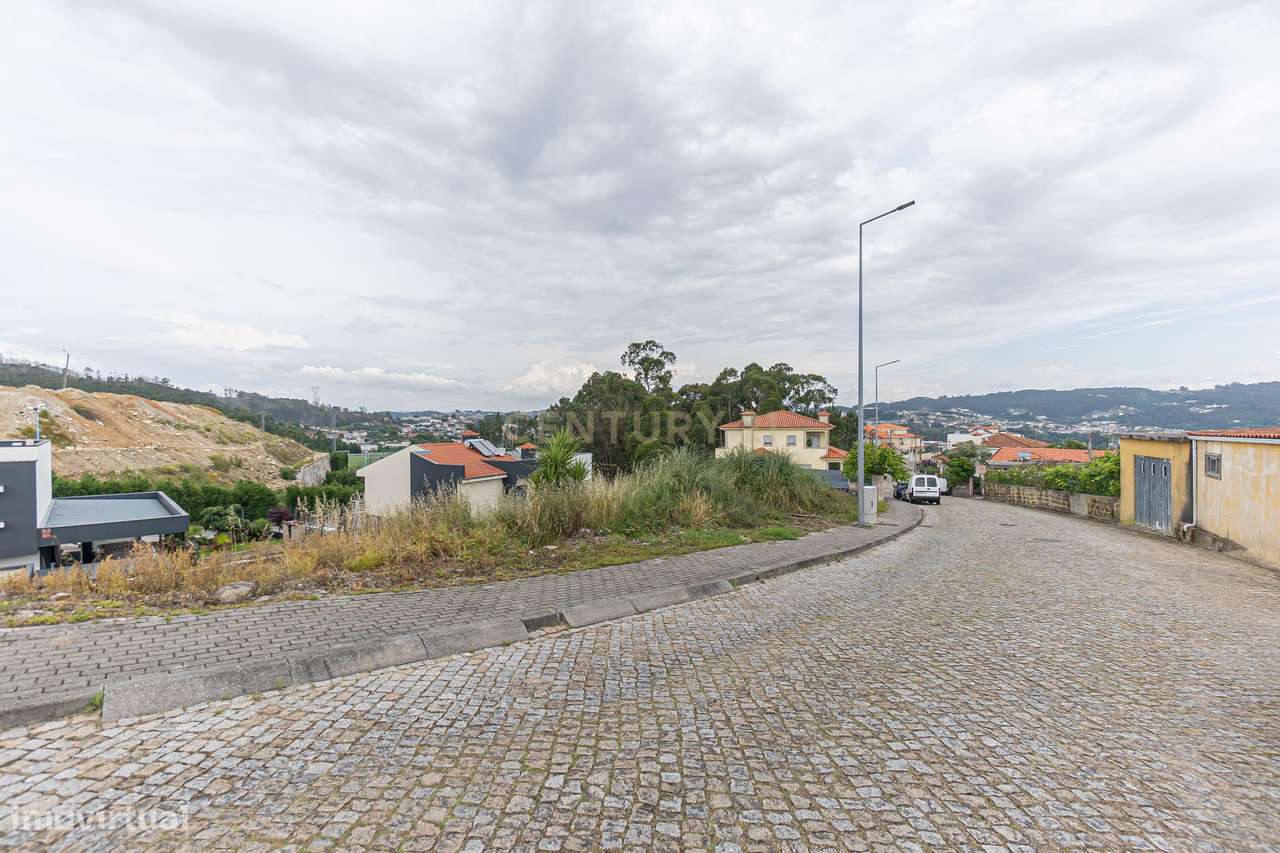 Terreno Urbano de 242m2 com viabilidade para construção de Moradia V3-14