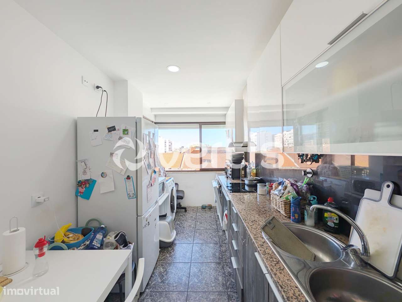 Apartamento T2 remodelado no centro do Barreiro-11
