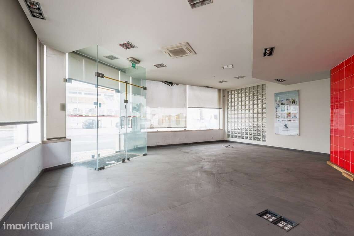 Prédio de 4 Pisos Junto à Estação de Comboios - Grande imagem: 2/26