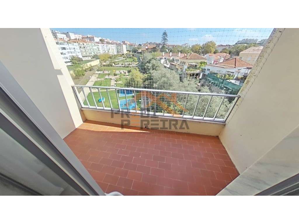 T3, remodelado ,com varanda, vista desafogada e excelente exposição... - Grande imagem: 2/34