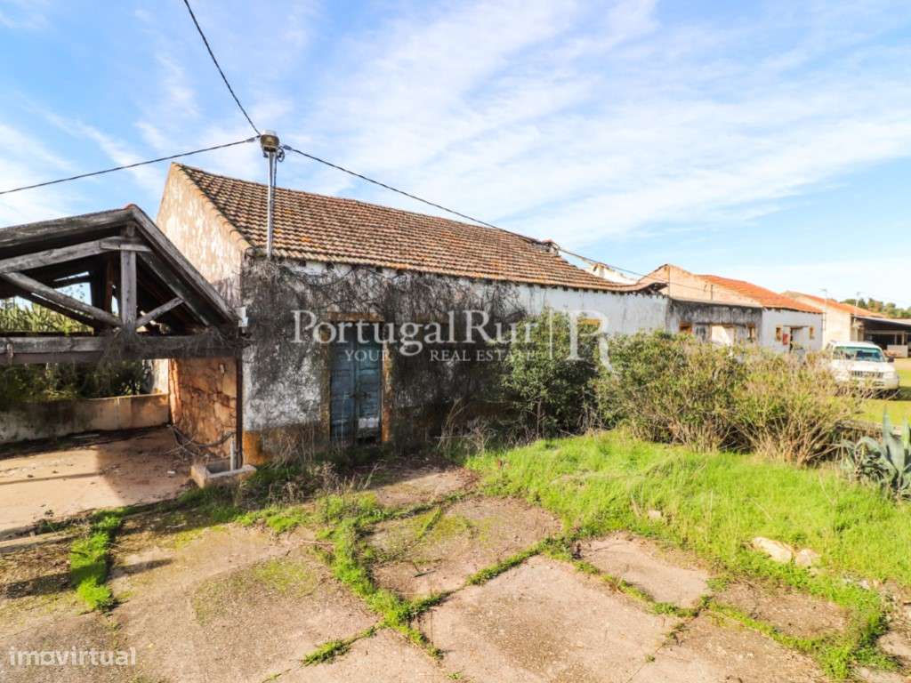 Quinta com casa de habitação T5 e diversas construções-52