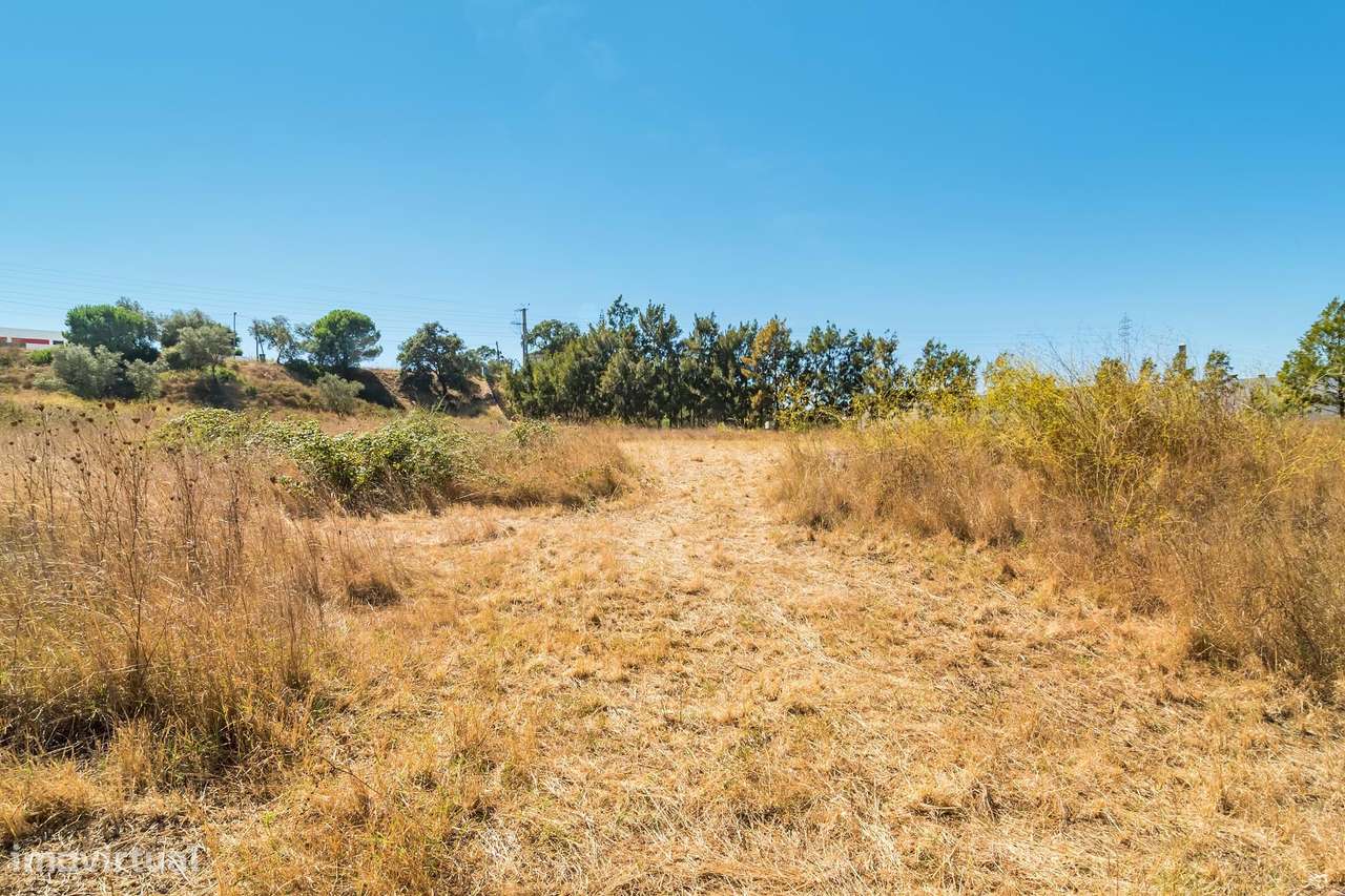 Terreno urbano em São Sebastião (Setúbal) com 17000m2-18