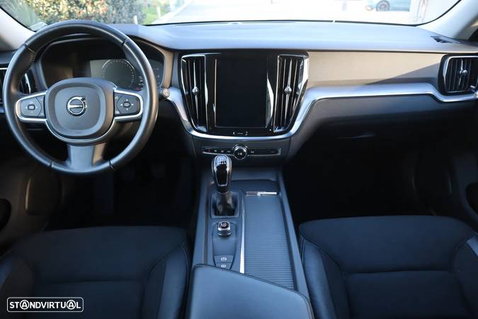 Volvo V60 2.0 D3 Momentum Plus - 24