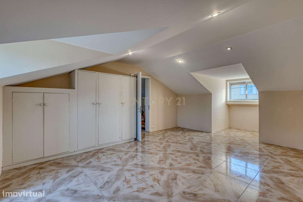 Moradia T3 com 4 frentes e garagem junto a igreja da Santa Rita-31