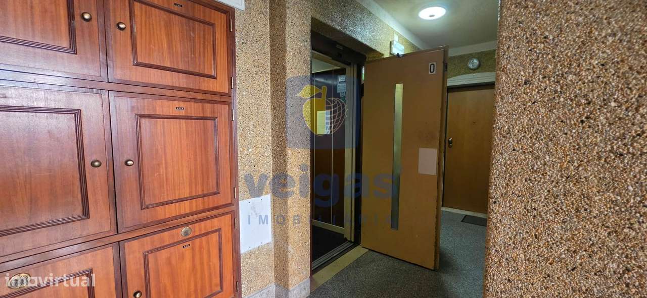 Fantástico T2 Renovado, na Av. da Liberdade – Monte Abraão-23