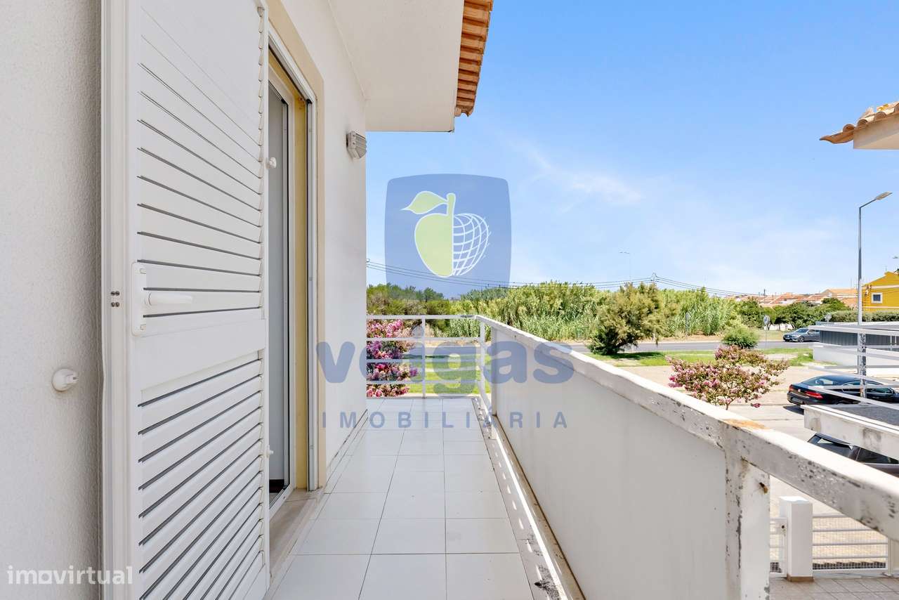 Moradia V4 com garagem em Alhos Vedros-25
