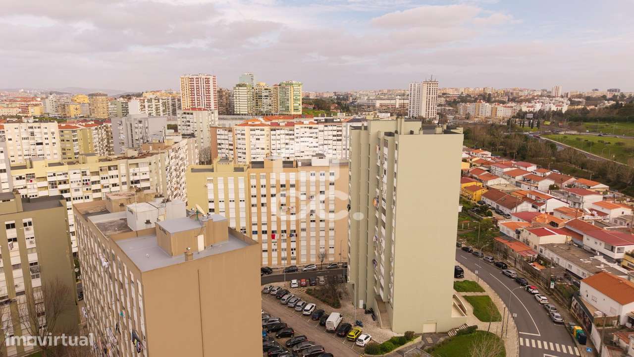 Apartamento T2  Renovado Alfornelos/ Metro-32