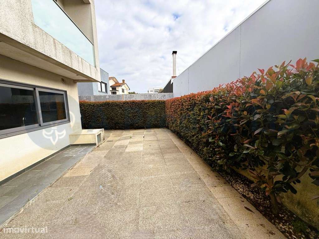 Moradia V3 com Jardim, Terraço e Garagem para 3 Carros | Arcozelo-3