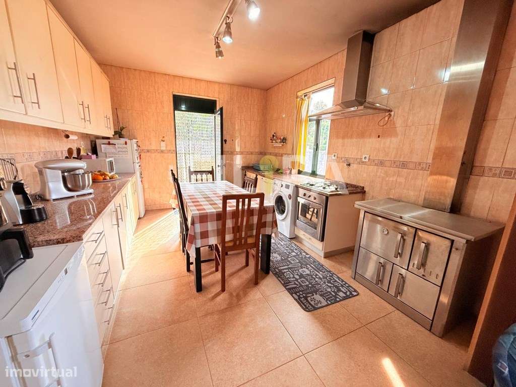 Moradia com 4 frentes no centro de Recarei - espaço, luz e excelent...-9