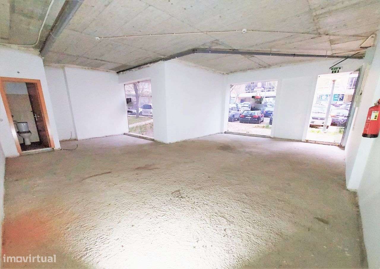 Loja/Escritório 2 grandes montras. Junto ao Hosp. Cruz Vermelha - Grande imagem: 4/13