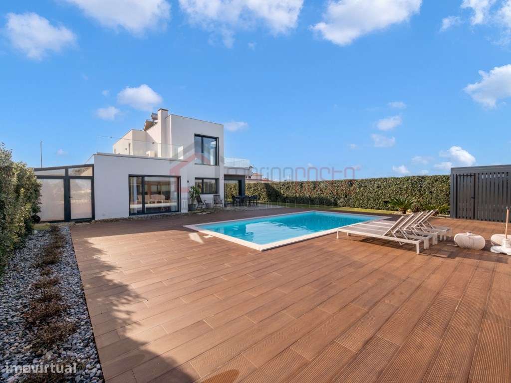 Moradia de Luxo T3 com Piscina e Vista Mar-8