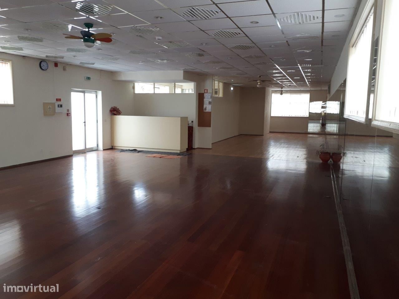 Sala ampla com 180m2 junto à Igreja Avintes, ex ginasio.