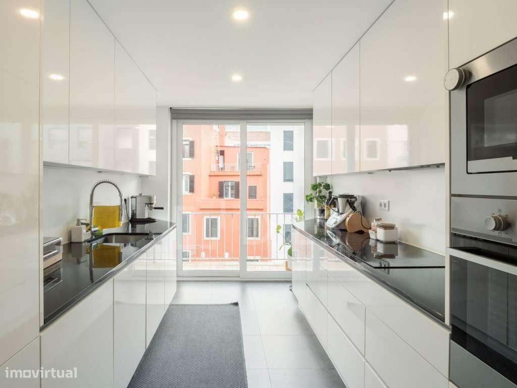 Apartamento T3 com varandas e estacionamento em Campolide - Grande imagem: 4/31