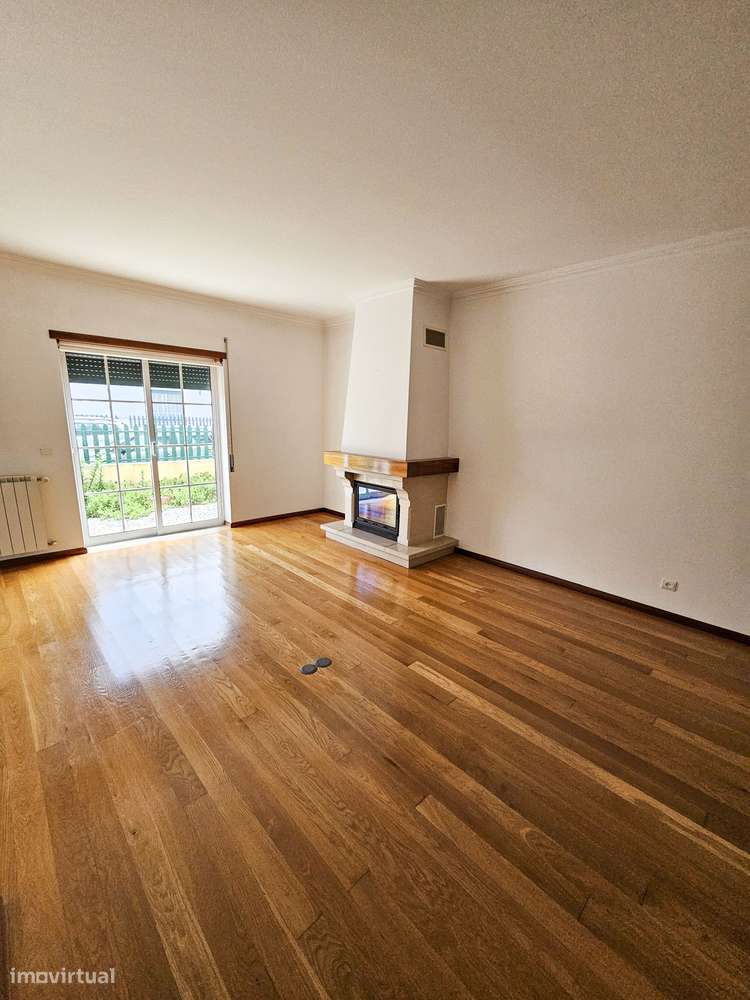 Moradia T5 com terraço e garagem, pronta a habitar-6