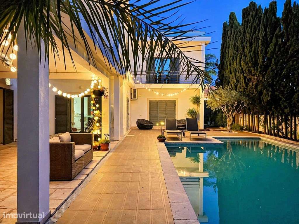 Moradia T4 isolada com piscina privada, jardim, garagem e 595 m² de...-2