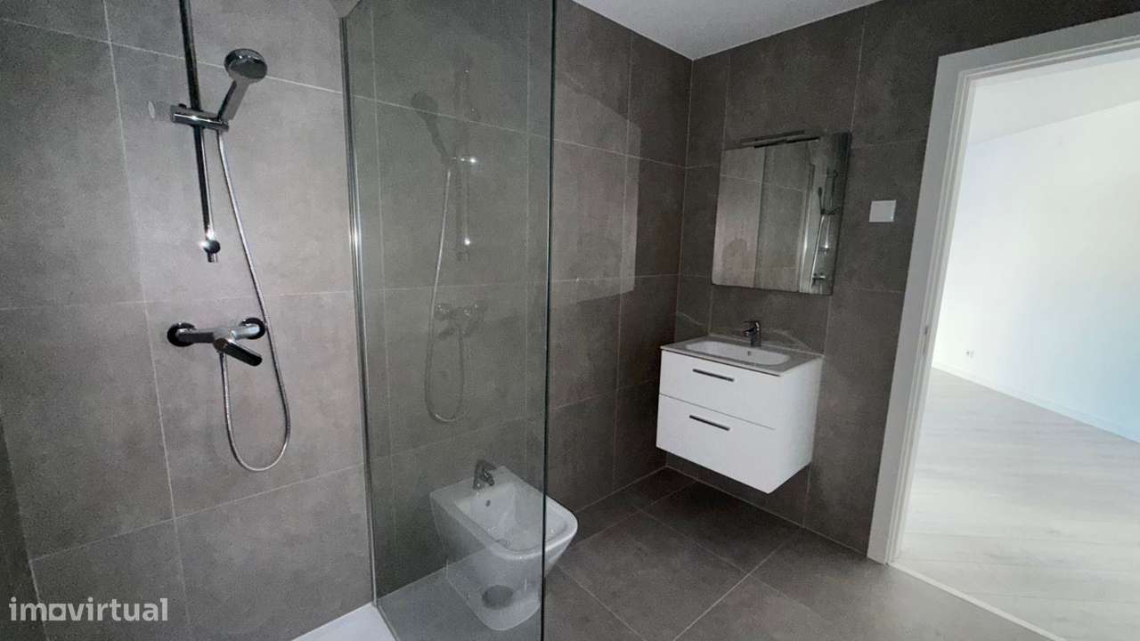 Apartamento T0 com parqueamento e vistas de mar-15