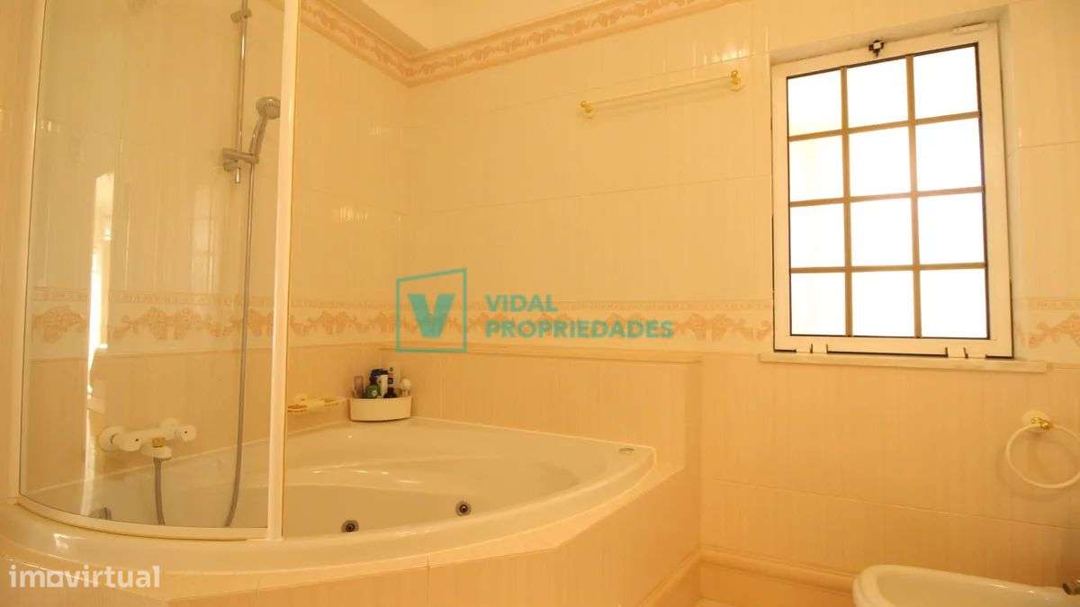 Moradia T7 com piscina e garagem em Loulé-8