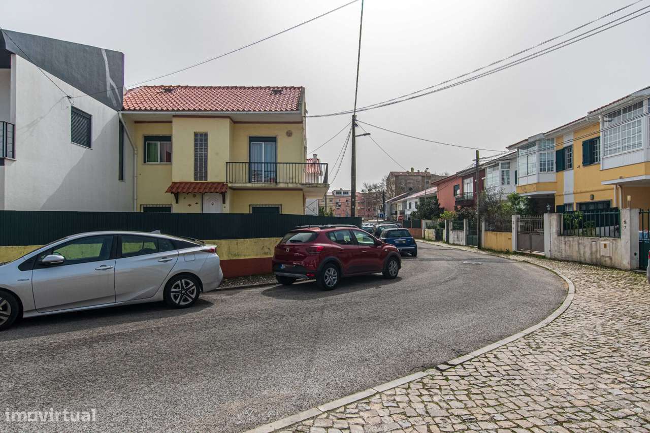 Moradia T5 transformada em T3 com aproveitamento de sótão MEM MARTINS-39