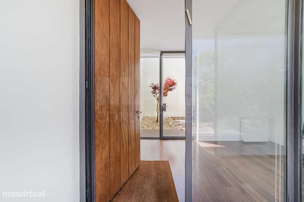 Moradia T4 com piscina inserida num lote com 1191m2 - Grande imagem: 4/38