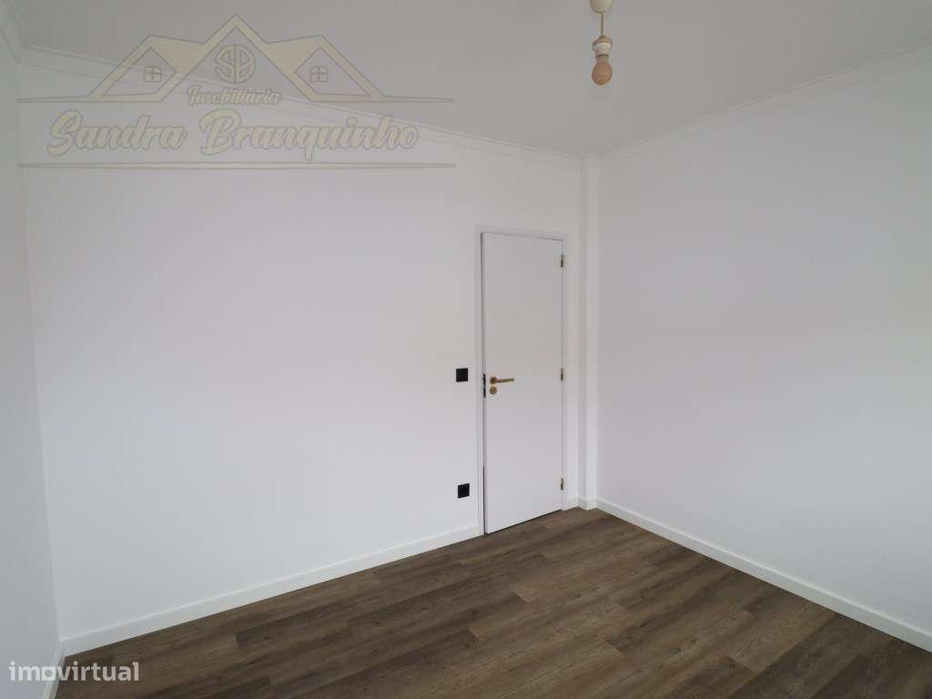 Apartamento T2 RENOVADO em Santa Cruz-11