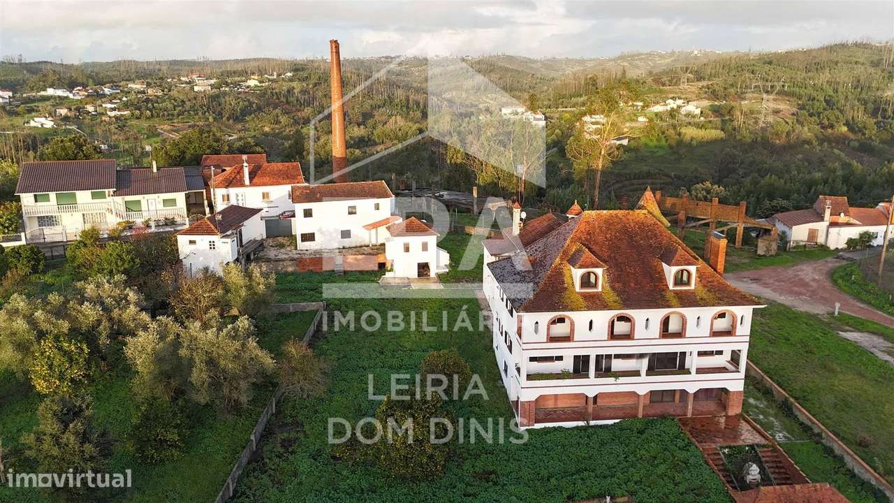 Moradia senhorial + 3 habitações em lote de 1197 m² - Grande imagem: 2/30