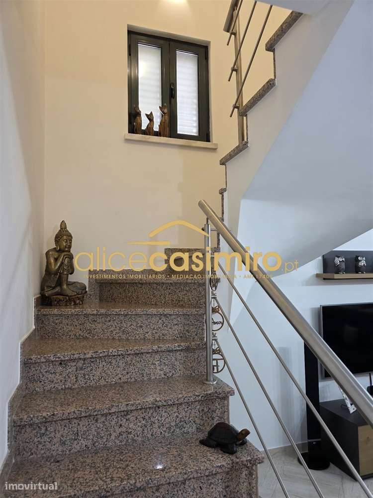 Moradia T4 - boas áreas- excelente estado!-26