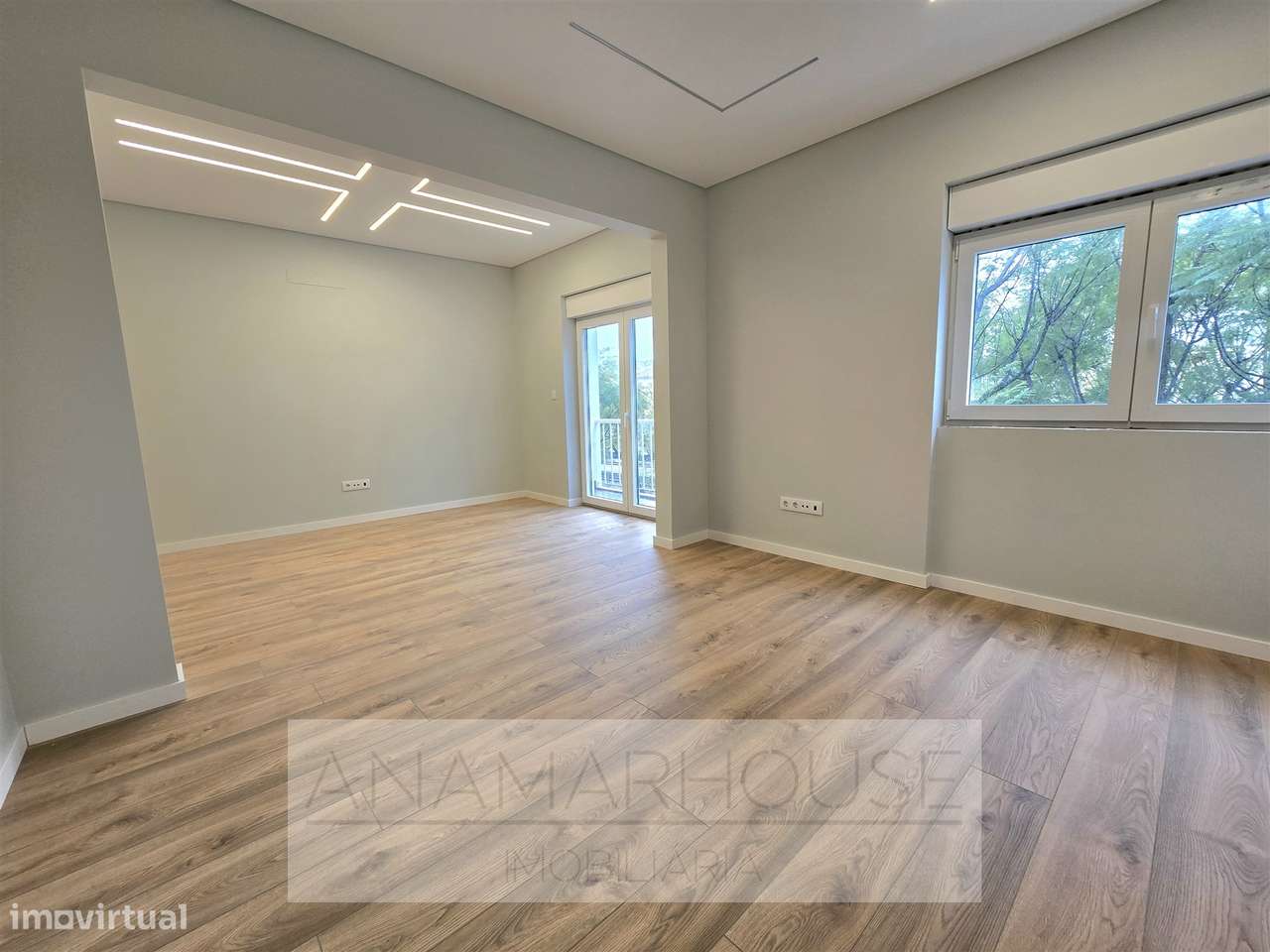 T2 Remodelado com varanda na Mina de Água, Amadora-5