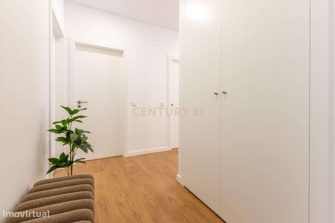 Moderno apartamento T3, com parqueamento e varandas em Santo António d-13