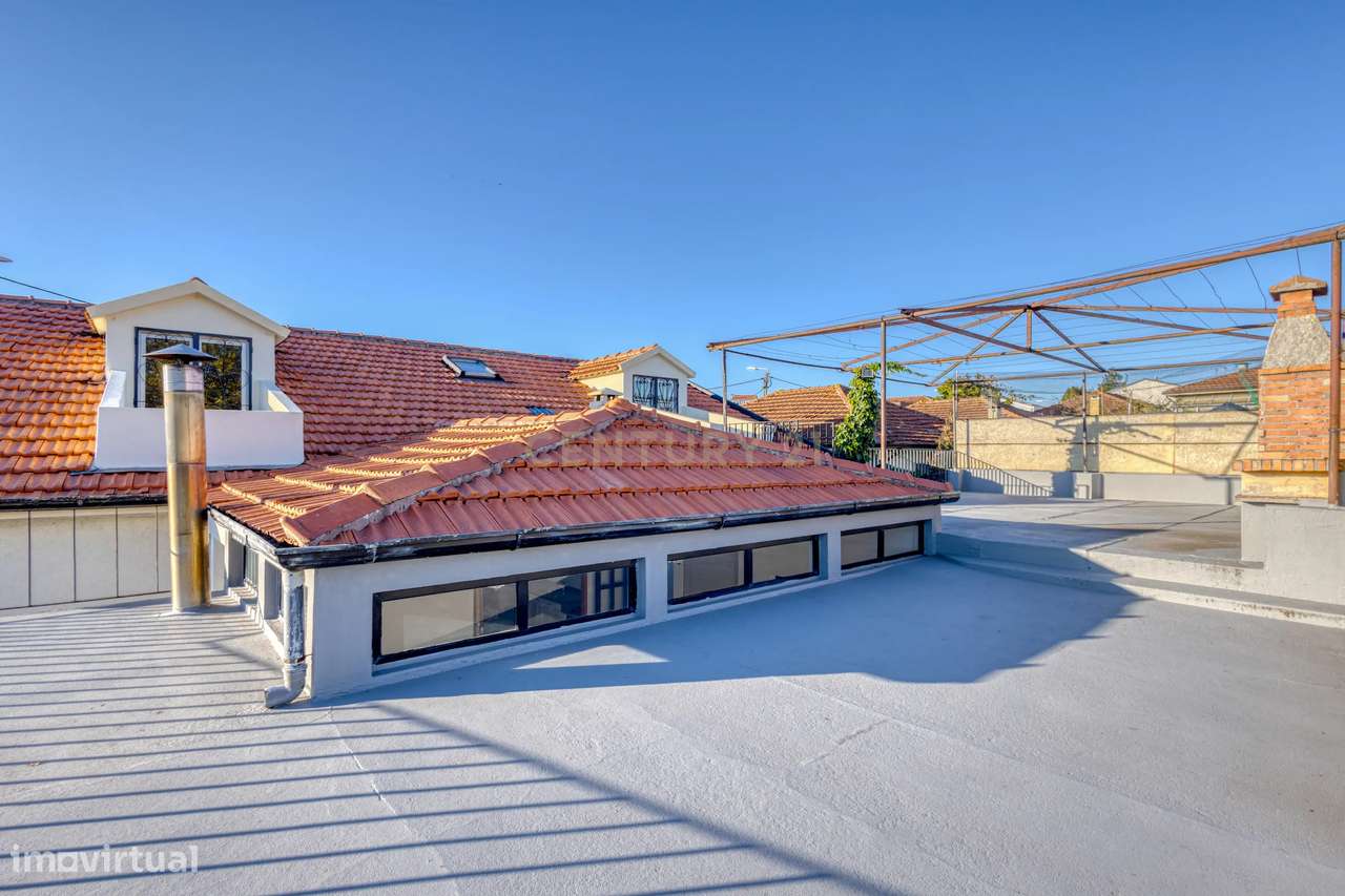 Moradia T3 com 4 frentes e garagem junto a igreja da Santa Rita-44