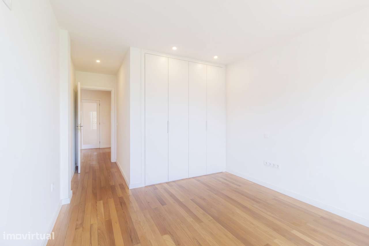 Apartamento T3, excelentes áreas 240m2 + garagem 31m2 + arrumos 4m2-45