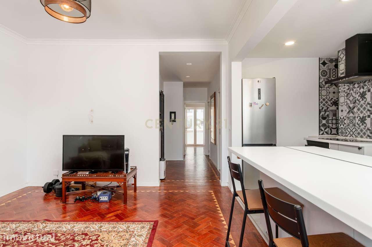 Apartamento T2 com 2 WC's e Varanda Ampla – Totalmente Renovado – Bura-24