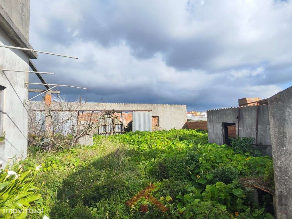 Conjunto de Moradias e Anexos com Vista de Mar-3