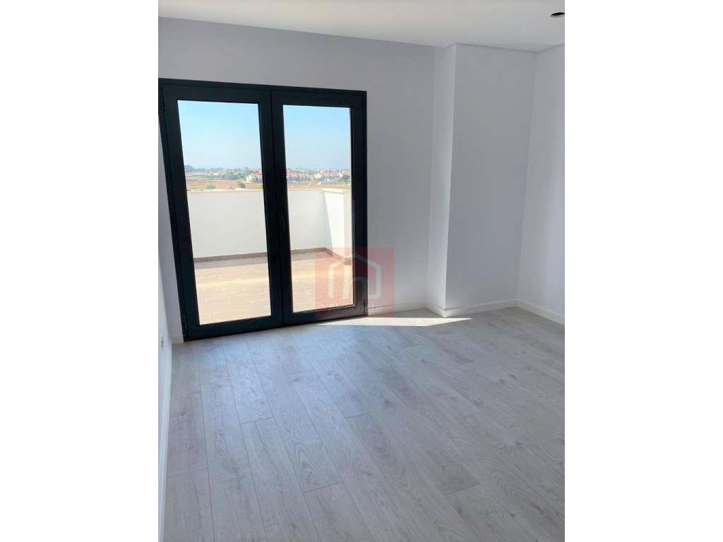 Apartamento T4 Duplex com garagem box no centro de Alcochete-35