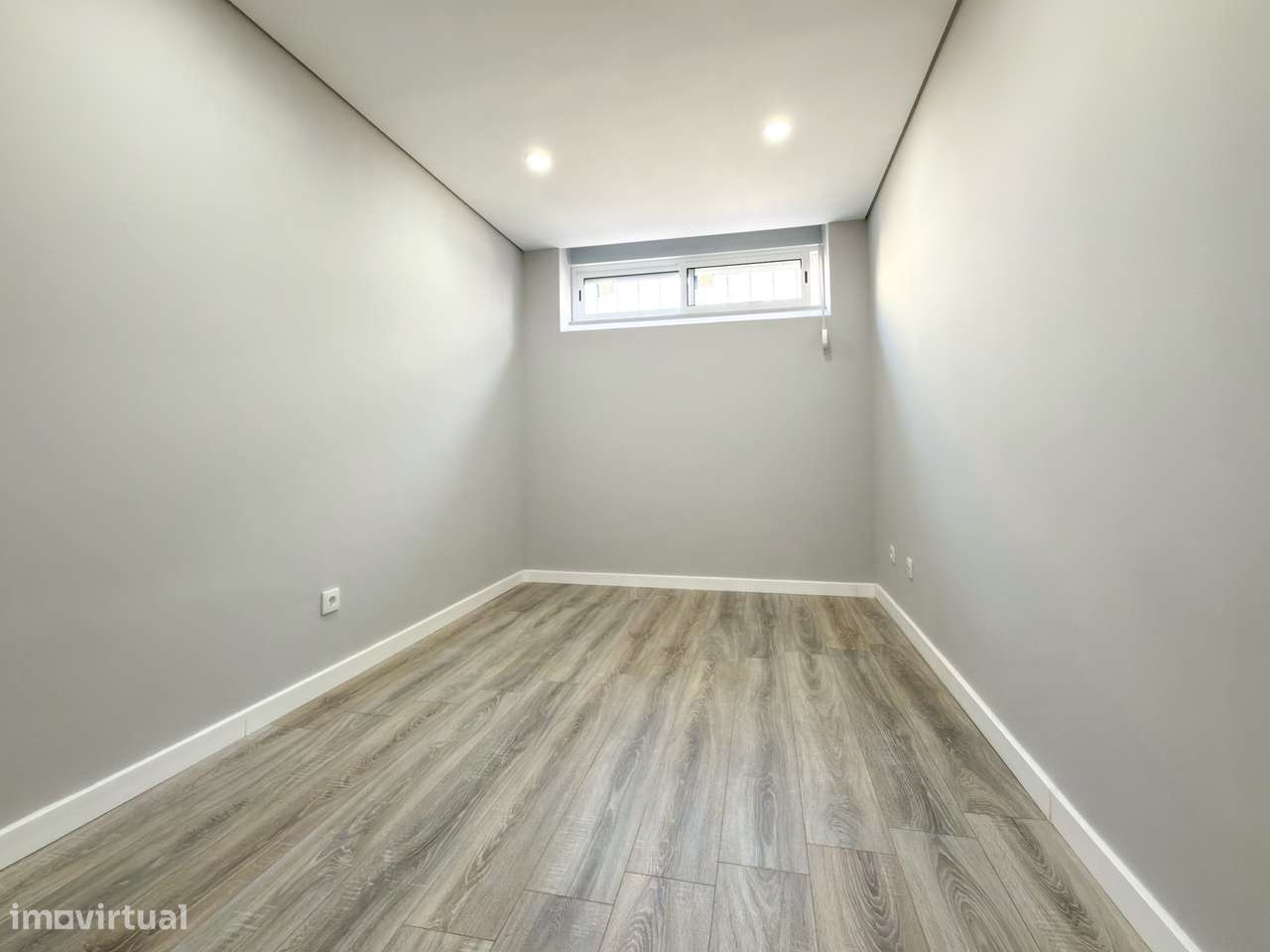 T2+1 renovado com área exterior no Feijó-21