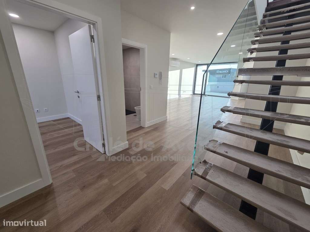 Moradia unifamiliar geminada T3, de 2 pisos, com garagem, anexos e ... - Grande imagem: 5/49