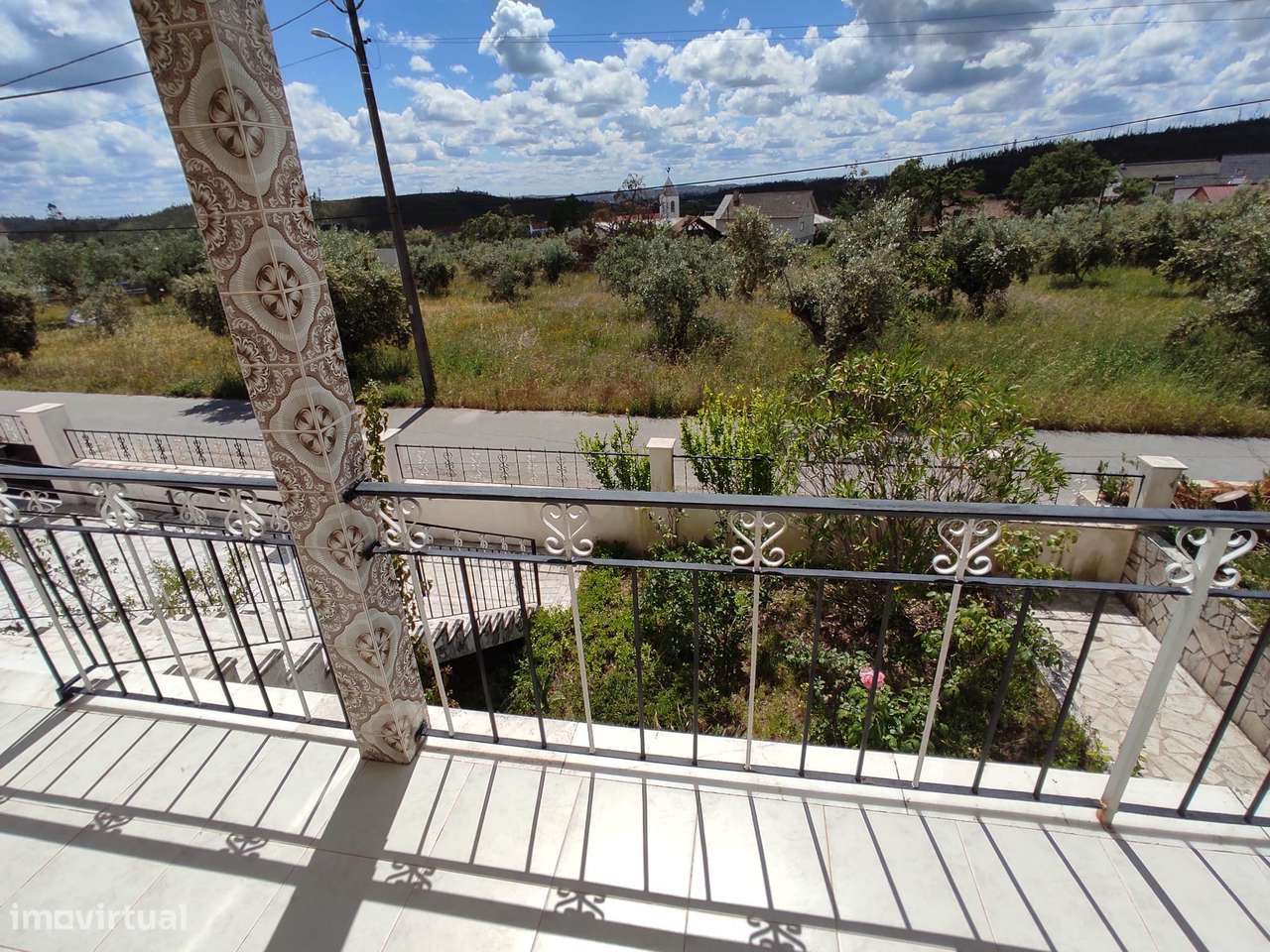 Moradia T3 isolada com jardim, terraço e garagem-17