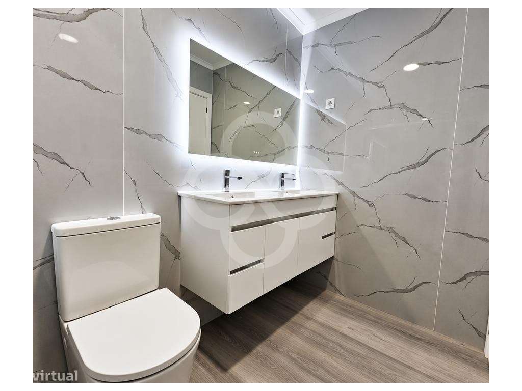 Totalmente remodelado, apartamento T4 com varanda no centro da Amor...-5