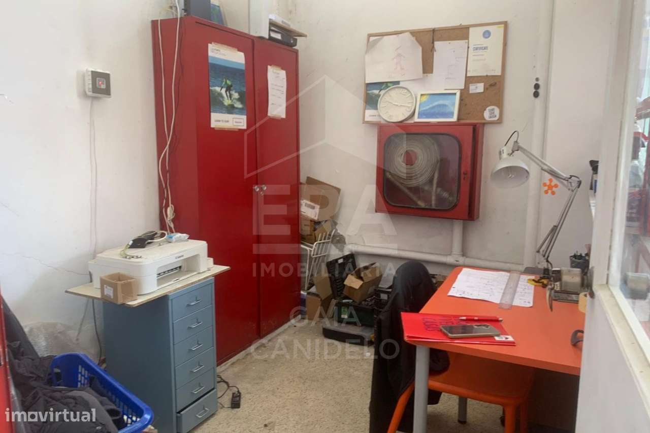 Armazém com 344m2 + terraço-3