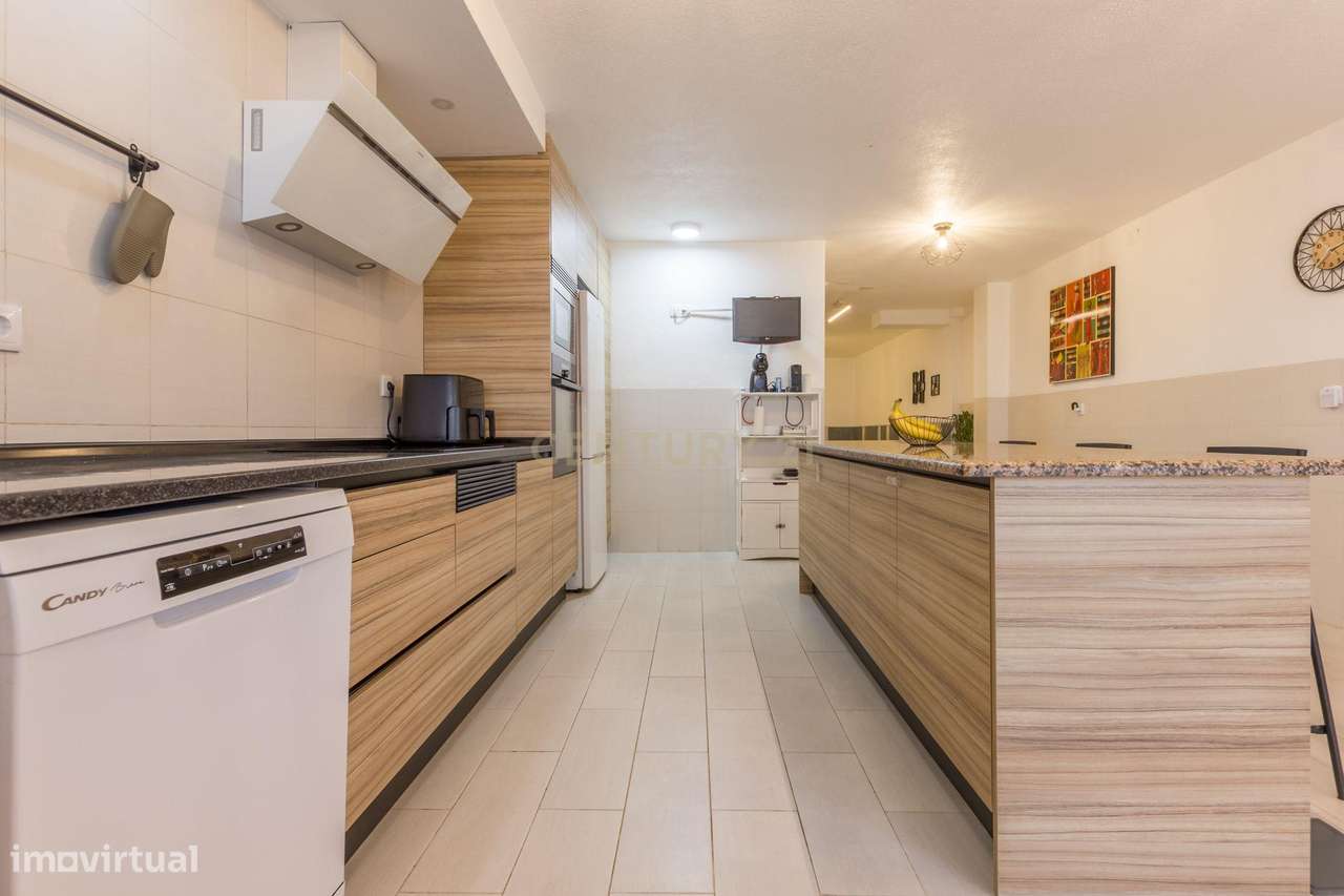 Moradia isolada  de gaveto com  5 assoalhadas num lote de 426 m2 na Qu-8