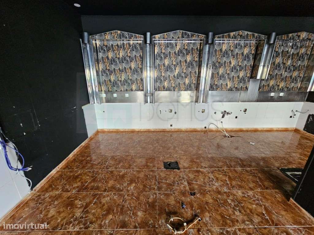 Prédio com Comércio e 2 apartamentos, em Mem Martins, Sintra-19