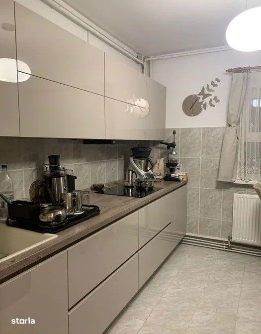 Apartament cu 3 camere de vânzare în Plopilor, Parcul Rozelor.