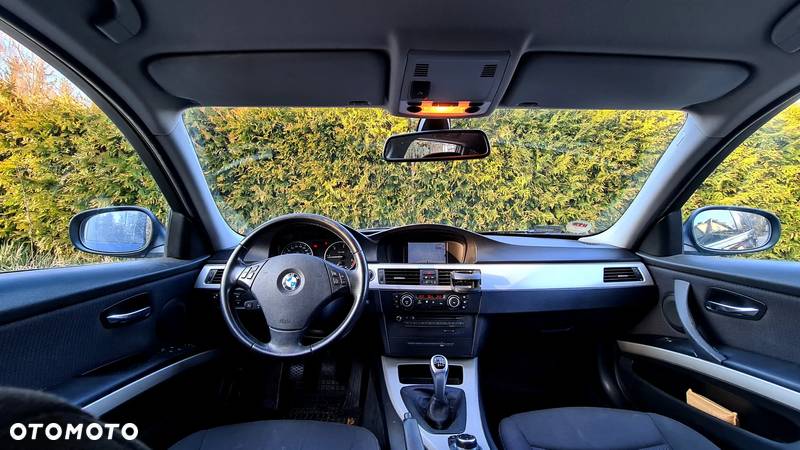 BMW Seria 3 318d DPF Touring - 12