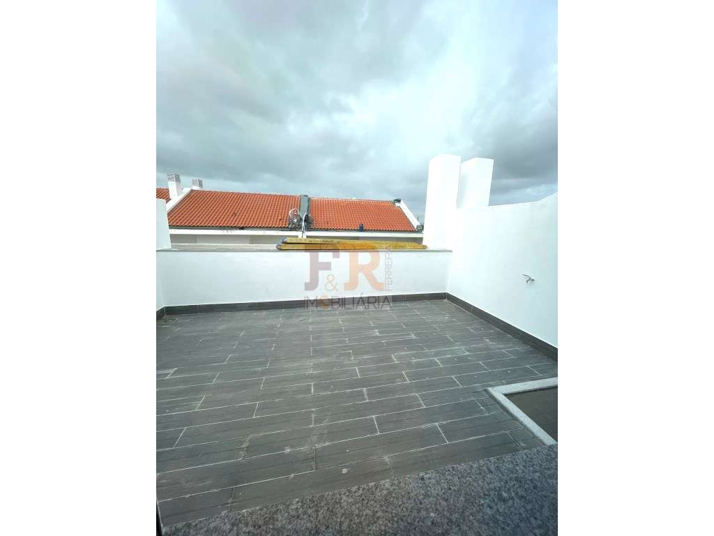 Moradia Banda T4 com Garagem e Piscina Alcochete - Grande imagem: 4/25