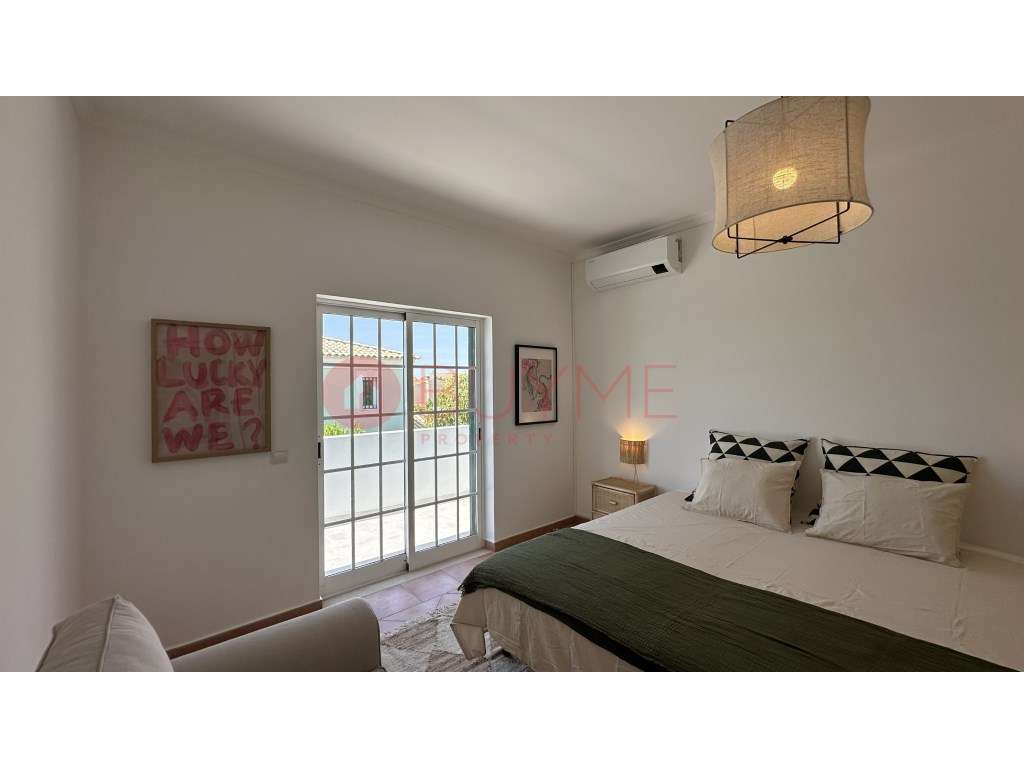 Moradia V4 Exclusiva com Piscina, Jacuzzi e Amplos Jardins em Almancil-33
